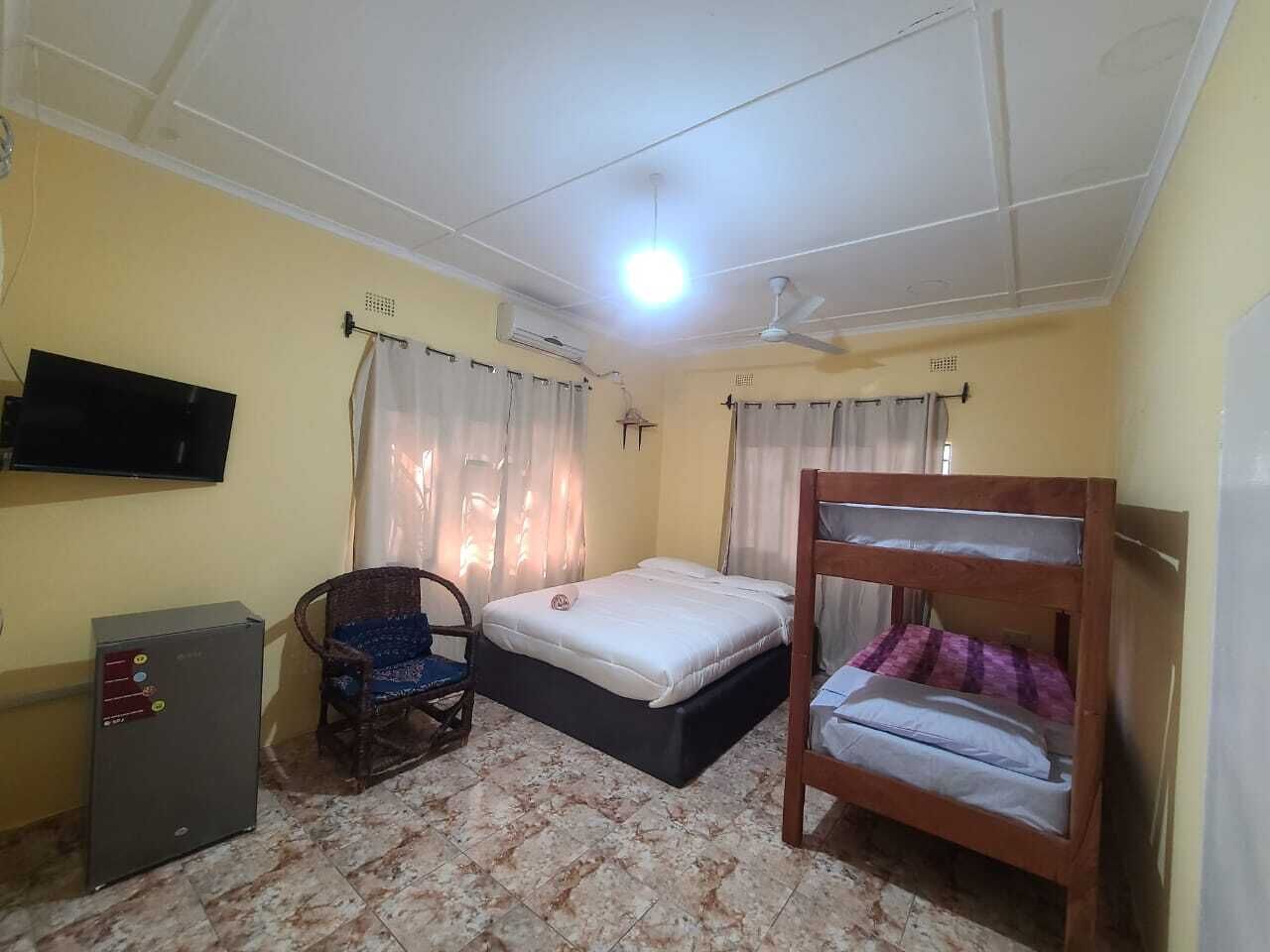 Chambre quadruple Confort | Salle de bain | Serviettes fournies, savon, papier de toilette