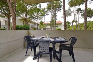 Outdoor dining - Holiday apartment with air conditioning, balcony and pool (Lignano Sabbiadoro)