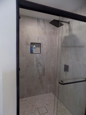 Een douche, een haardroger, handdoeken, toiletpapier