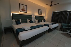 Suite estudio | Camas con efecto memoria, escritorio y espacio para trabajar con laptop 