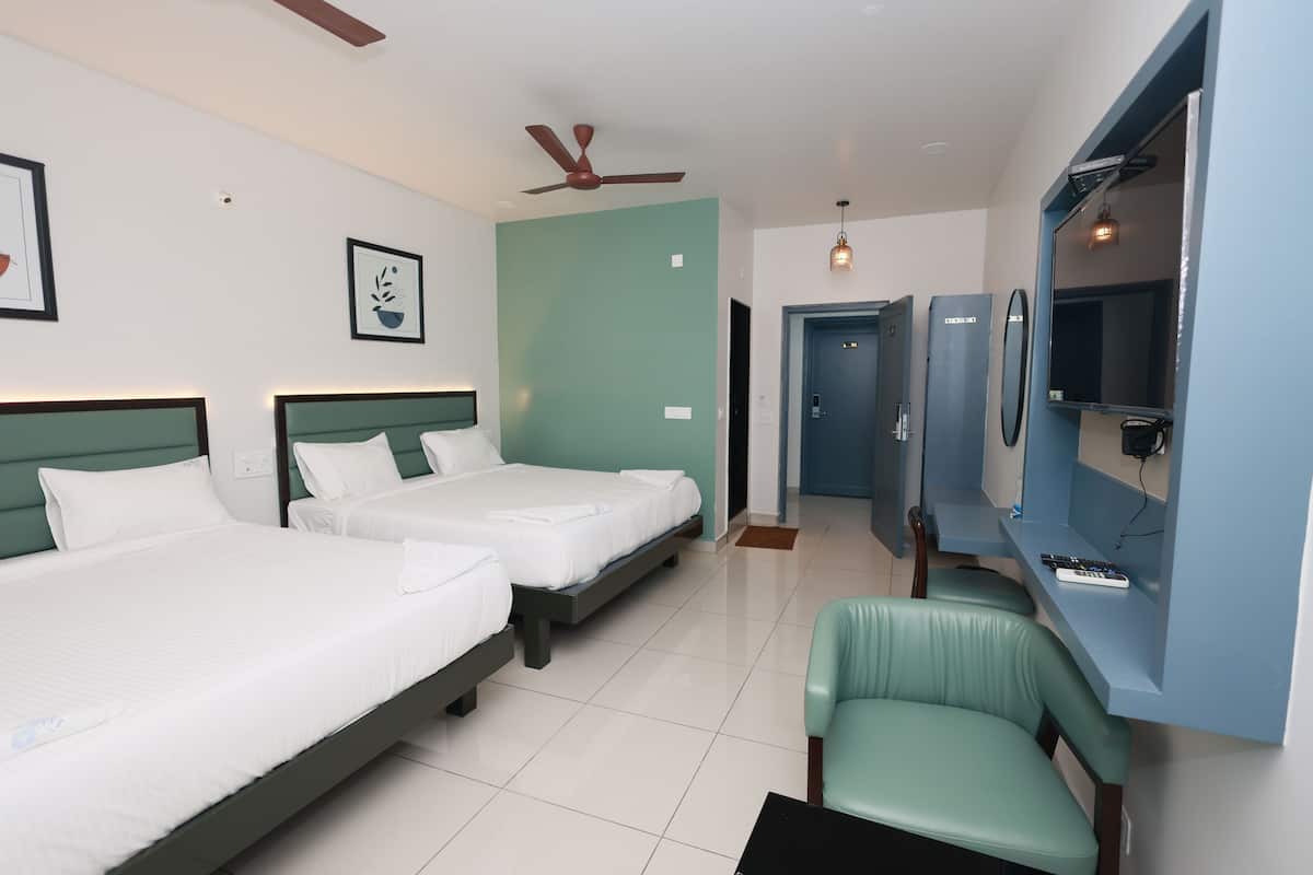 Studio Suite | Memory foam beds, desk, laptop workspace, soundproofing