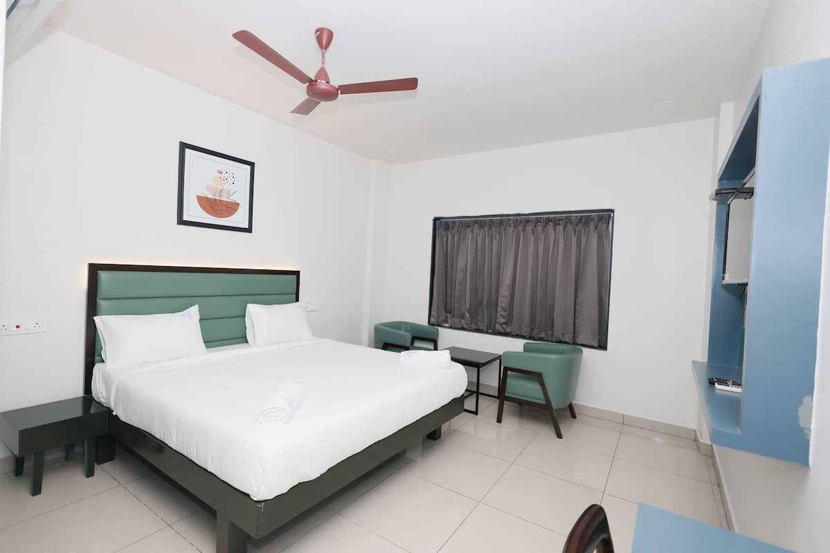 Executive Room | Memory foam beds, desk, laptop workspace, soundproofing