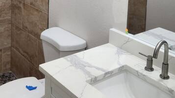 Een douche, een haardroger, handdoeken, zeep