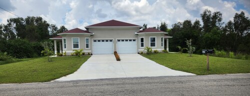 Modern Place,  3-bedroom house with WiFi, AC, spacious in welcoming Lehigh Acres
