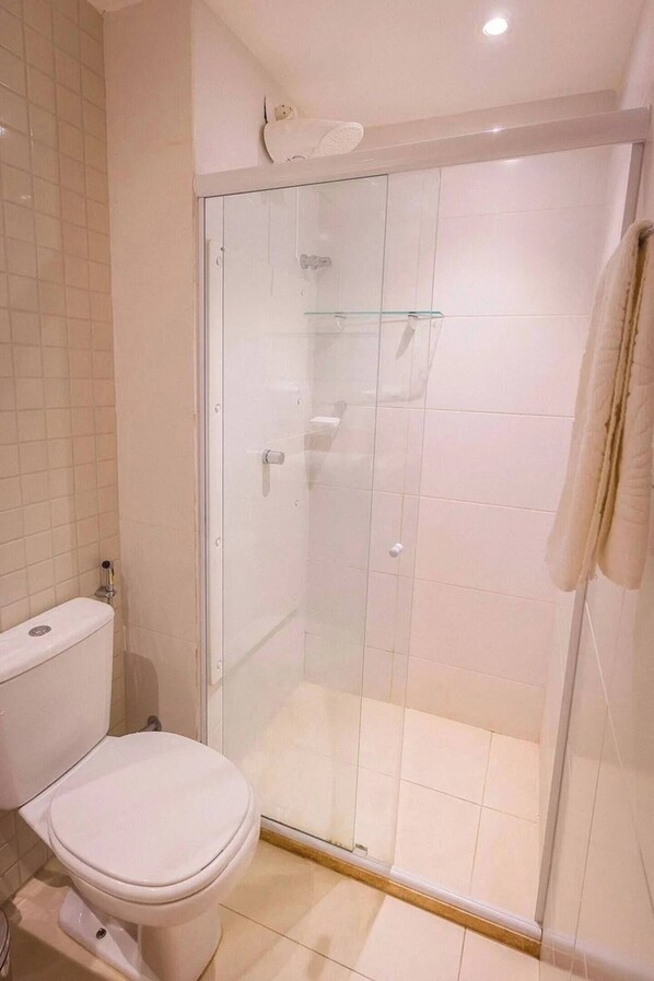 タオル、トイレットペーパー