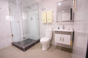Standardzimmer, Mehrere Betten, Nichtraucher, Executive-Etage | Badezimmer