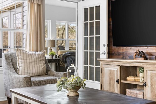 Lake Front Escape – For 8!