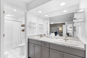 Een douche, een haardroger, handdoeken