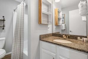 Dusj, hårføner og håndklær