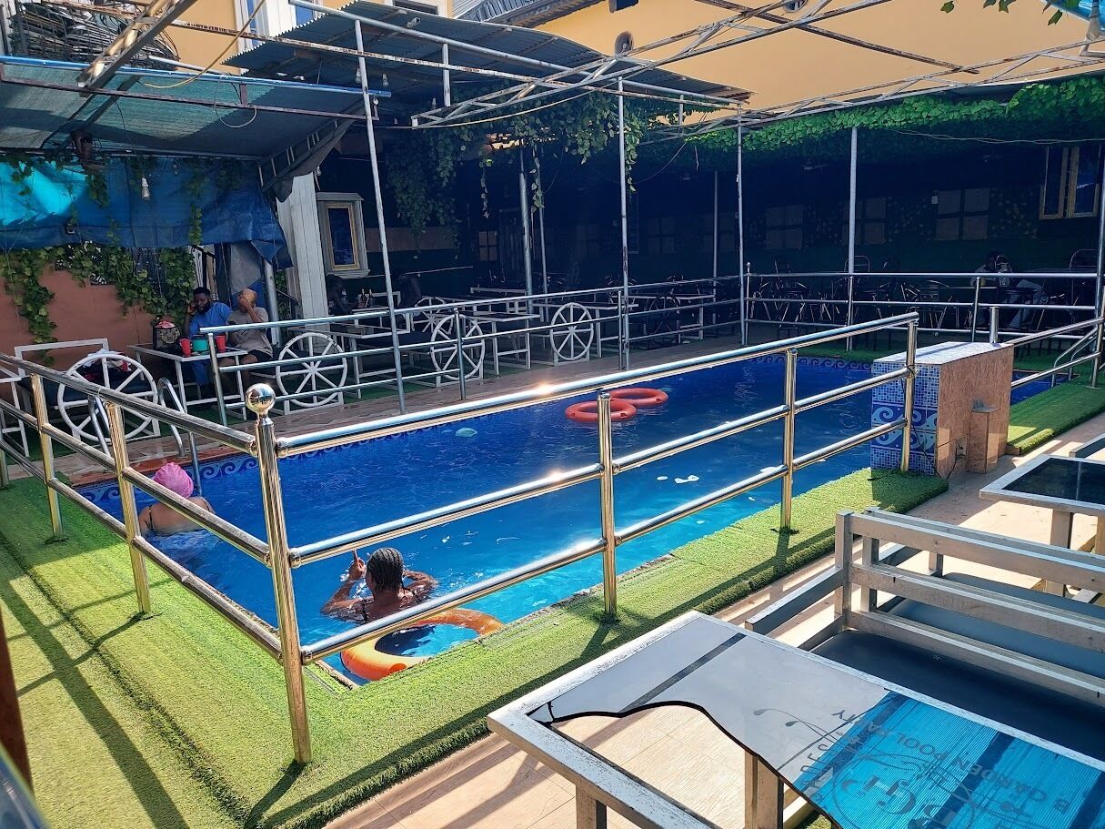 6 outdoor pools