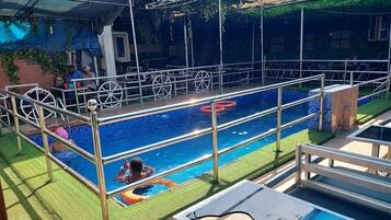 6 outdoor pools