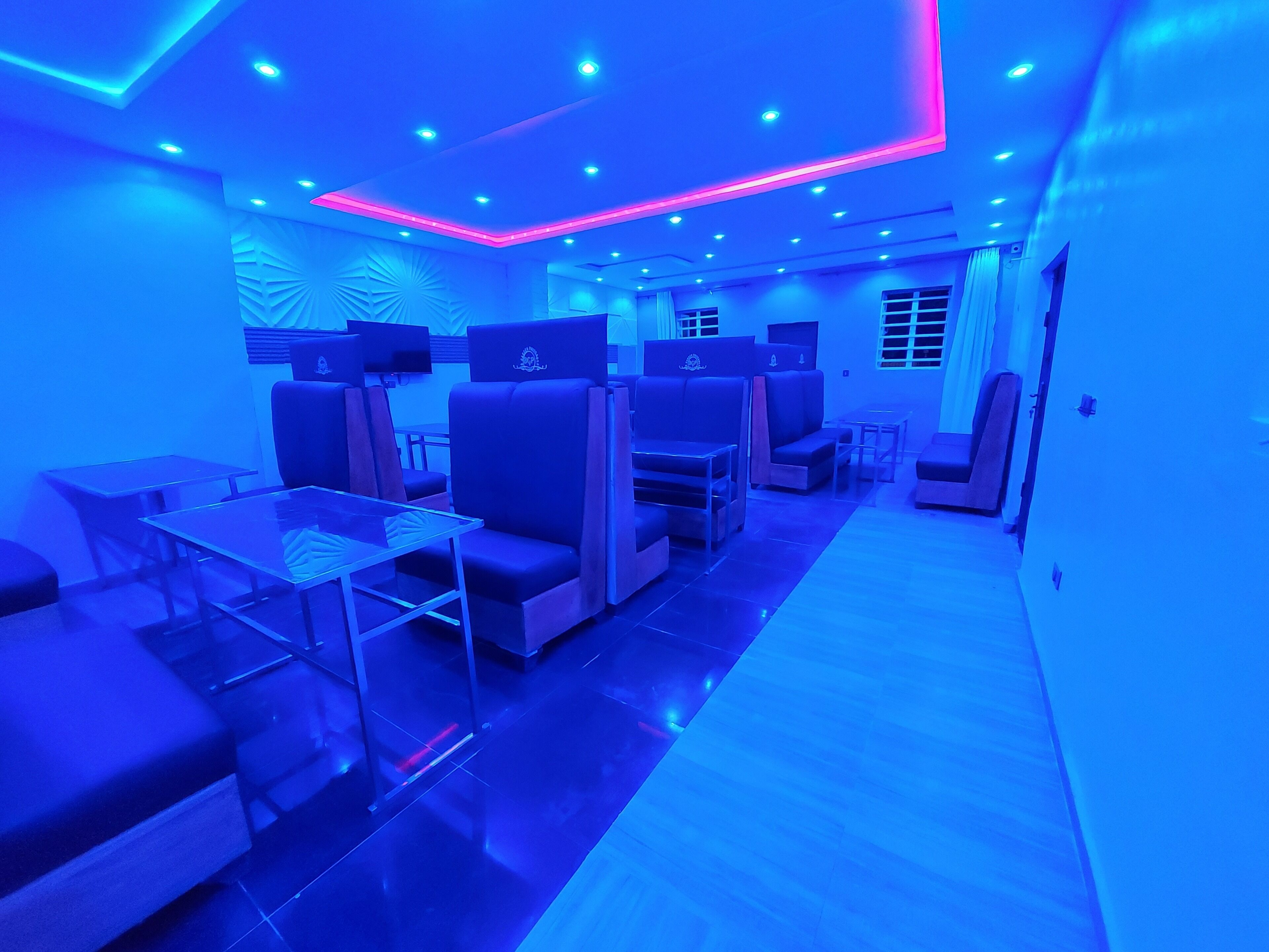 Daily cooked-to-order breakfast (USD 5 per person)