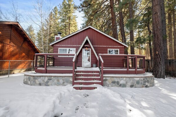 Front of property - Blue Skies- Modern Cabin (Big Bear Lake)