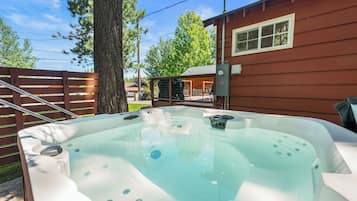 Signature Cabin, 2 Bedrooms, Non Smoking, Kitchen | Private spa tub