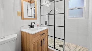 Signature Cabin, 2 Bedrooms, Non Smoking, Kitchen | Bathroom