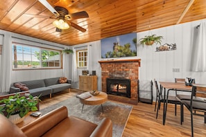 Signature Cabin, 2 Bedrooms, Non Smoking, Kitchen | Living room