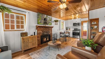 Signature Cabin, 2 Bedrooms, Non Smoking, Kitchen | Living room