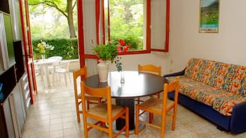 Villa, 2 Bedrooms, Balcony, Garden View | Dining room