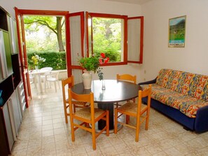 Villa, 2 slaapkamers, balkon, uitzicht op tuin | Dineerruimte