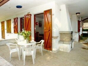 Villa, 2 Bedrooms, Balcony, Garden View | Dining room