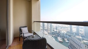 Ein Balkon mit Blick auf einen Yachthafen und hohe Gebäude.