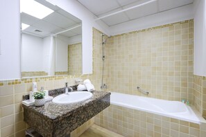 Secador de cabelo, toalhas de banho
