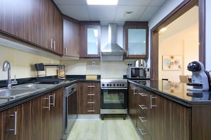 Refrigerador, microondas, horno, placa de cocina