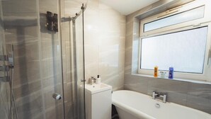A bathroom with a glass-enclosed shower, a white sink, and a bathtub. - 1 Bed-park View-balcony-wifi-pet Friendly (London)