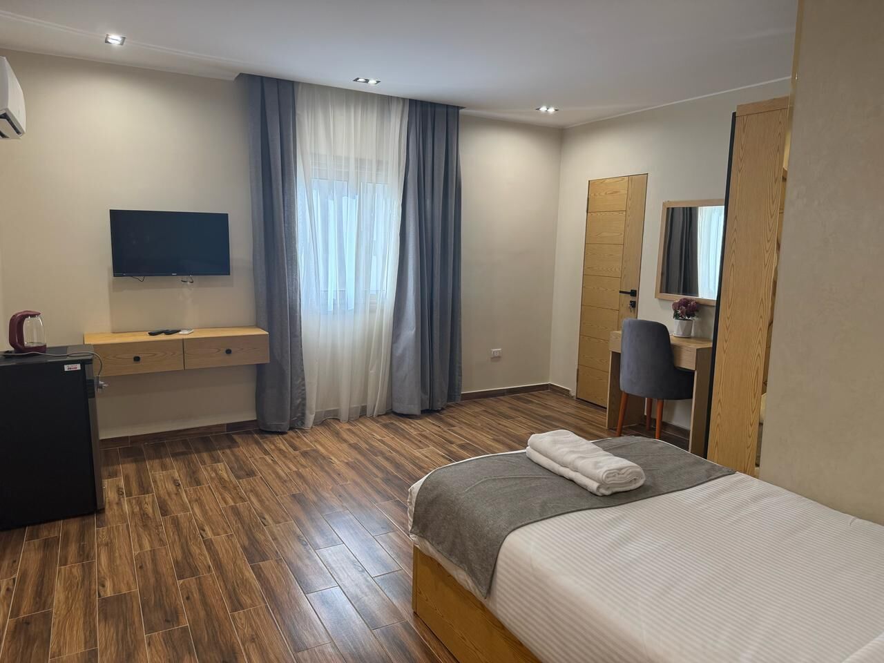 Desk, soundproofing, free WiFi