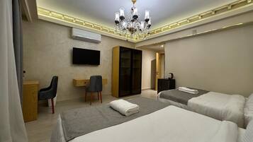 Family Triple Room | Desk, soundproofing, free WiFi