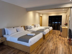 Desk, soundproofing, free WiFi - Dyafa Pyramids Hotel & Spa (Giza)