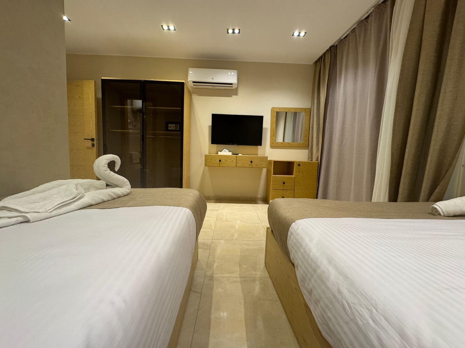 Desk, soundproofing, free WiFi