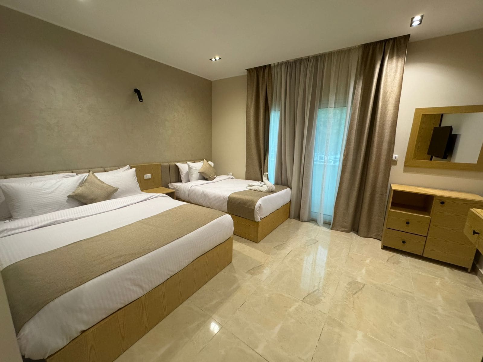 Desk, soundproofing, free WiFi