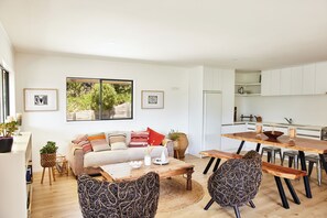 Smart TV, chimenea, libros y estéreo 