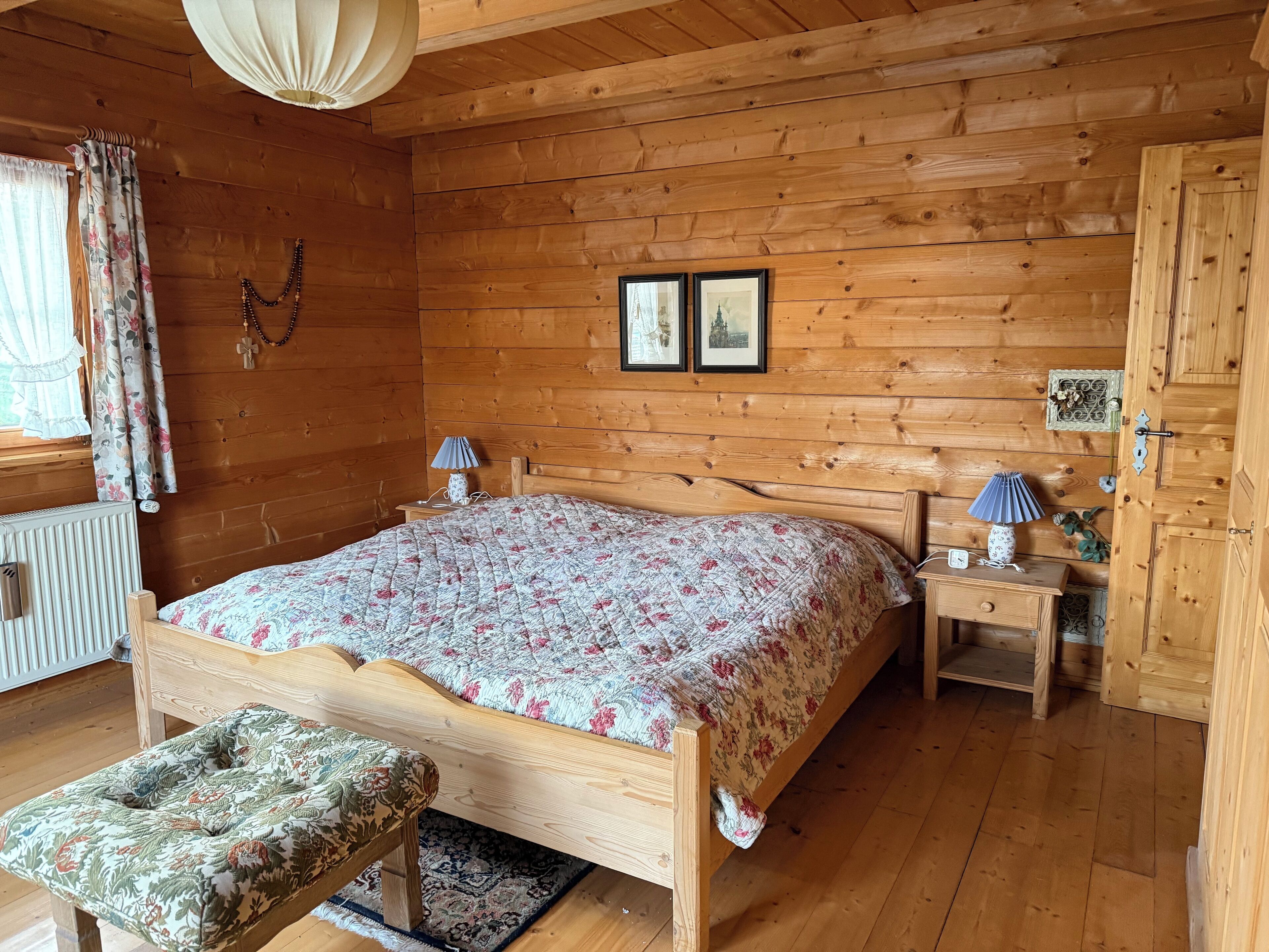 2 bedrooms, iron/ironing board, bed sheets