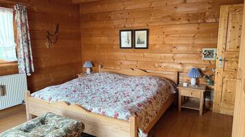 2 bedrooms, iron/ironing board, bed sheets