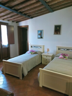 2 chambres, fer et planche à repasser, Wi-Fi, draps fournis