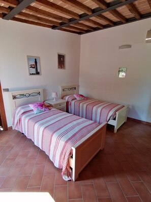 2 chambres, fer et planche à repasser, Wi-Fi, draps fournis