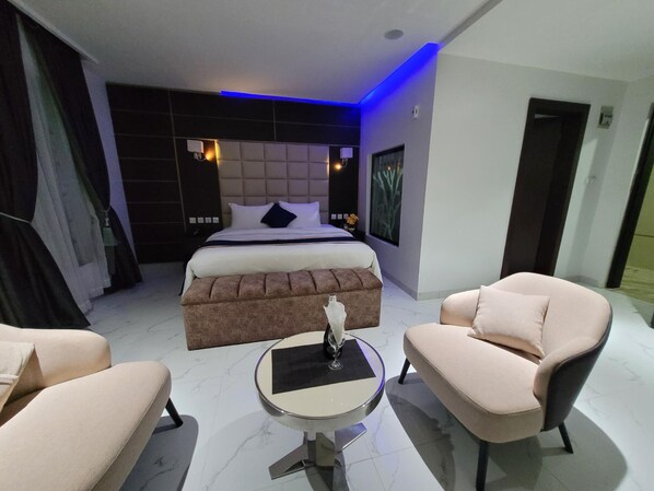 Superior-Apartment, 1 King-Bett | Laptopgeeigneter Arbeitsplatz, schallisolierte Zimmer, kostenloses WLAN