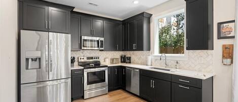 Jääkaappi, mikroaaltouuni, uuni, liesi