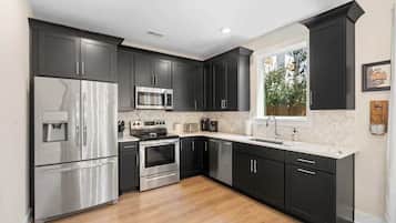 Geladeira, micro-ondas, fogão, cooktop