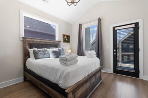 2 bedrooms, iron/ironing board, free WiFi, bed sheets - The Nashville Nordic - Modern Vibes + Cozy Balcony (Nashville)