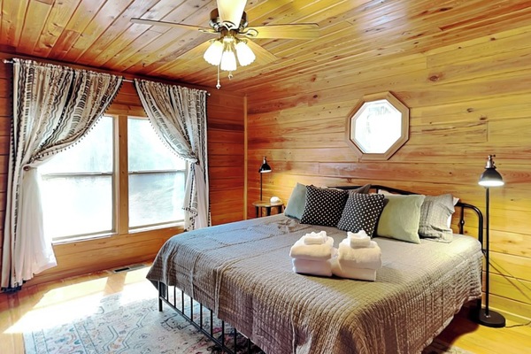 3 عدّة غرف نوم وخدمة الإنترنت وملاءات أسرّة