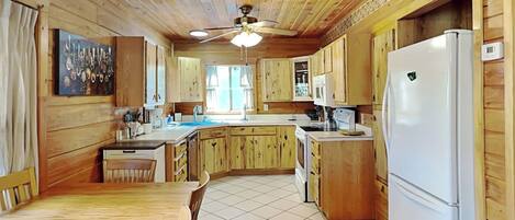 Køleskab, mikrobølgeovn, ovn, kogeplade