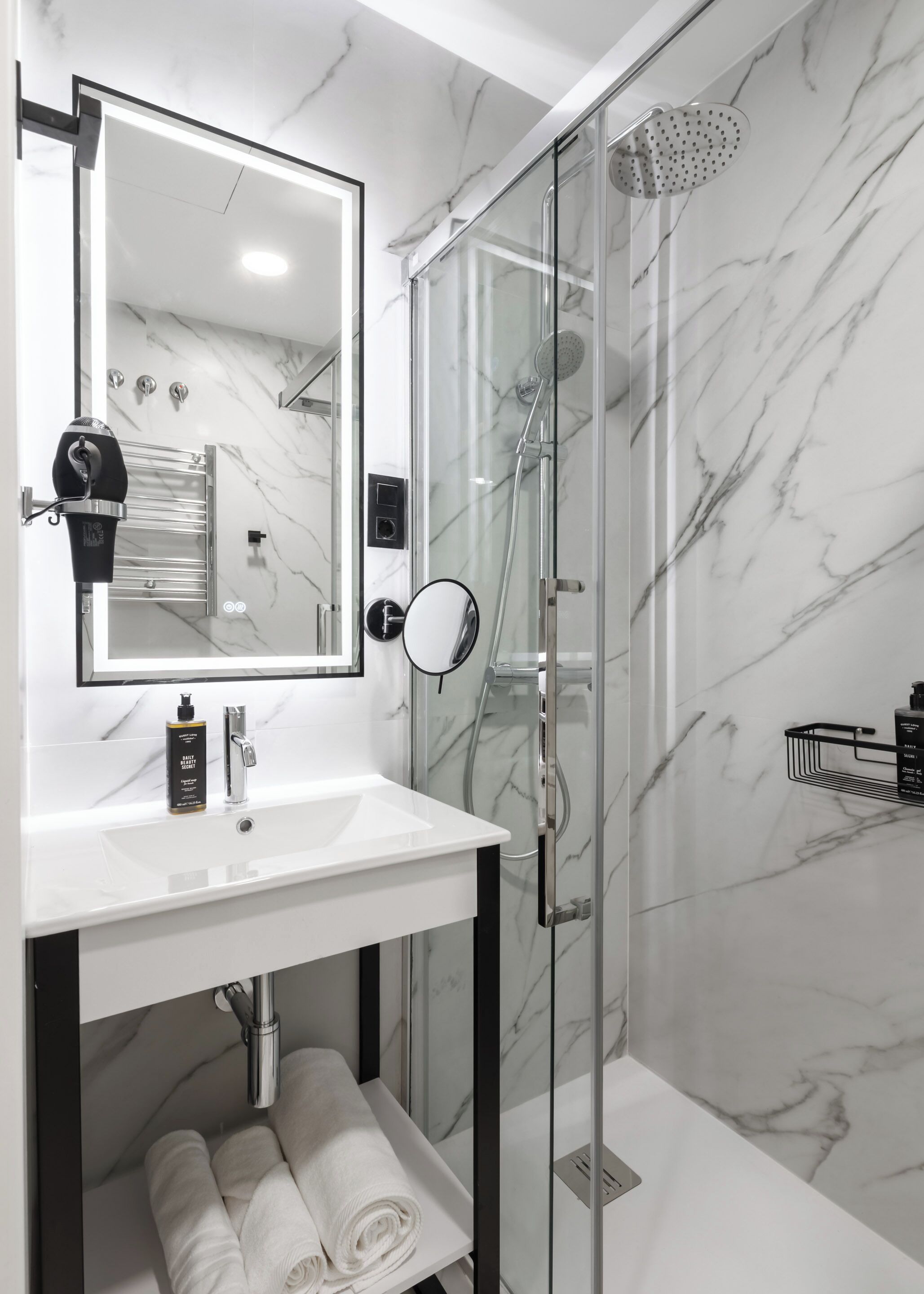 Single Studio | Badeværelse | Bruser, miljøvenlige toiletartikler, hårtørrer, håndklæder