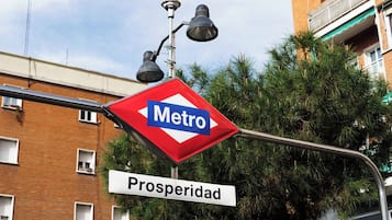 A street sign with "Metro" and "Prosperidad" indicating a metro station.