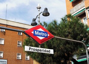 Señal de calle que indica una estación de metro, con las palabras 'Metro' y 'Prosperidad'.