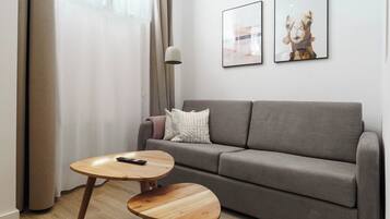 Comfort Studio with sofa bed | Individueel gedecoreerd, individueel gemeubileerd, een bureau