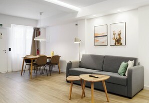 Superior Studio with sofa bed | Individuell dekoriert, individuell eingerichtet, Schreibtisch