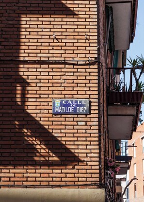 A brick wall with a street sign reading "Calle de Matilde Diaz". - Limehome Madrid Calle de Matilde Diez (Madrid)